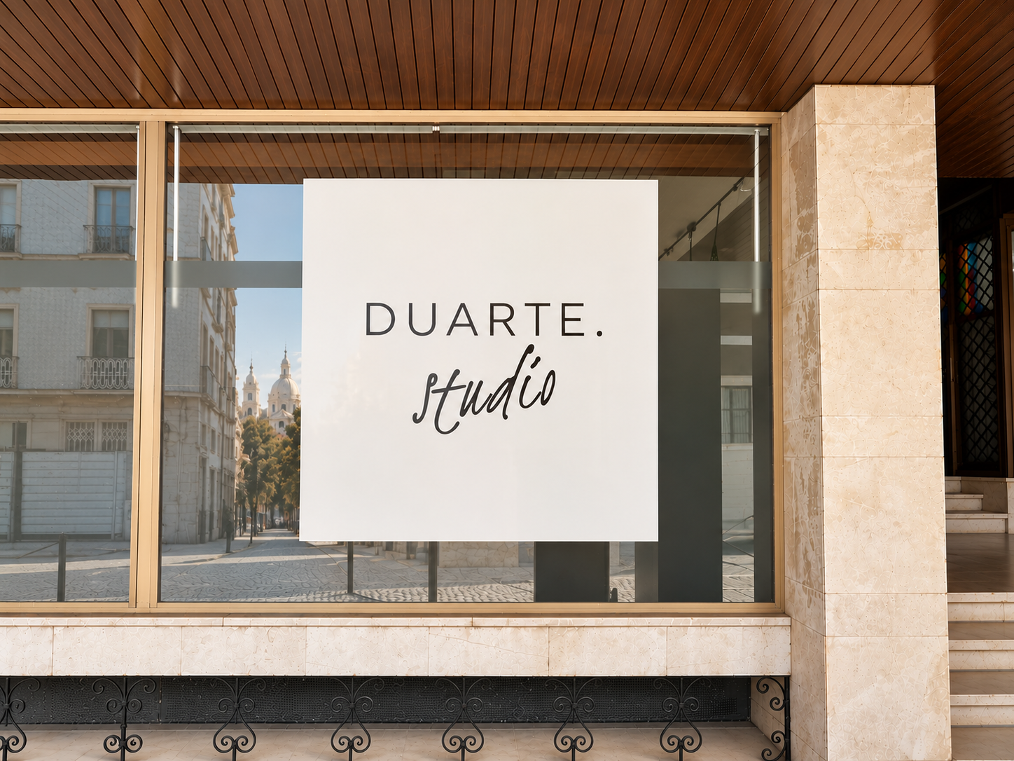 Montra do Duarte Studio, com a Basílica da Estrela ao fundo